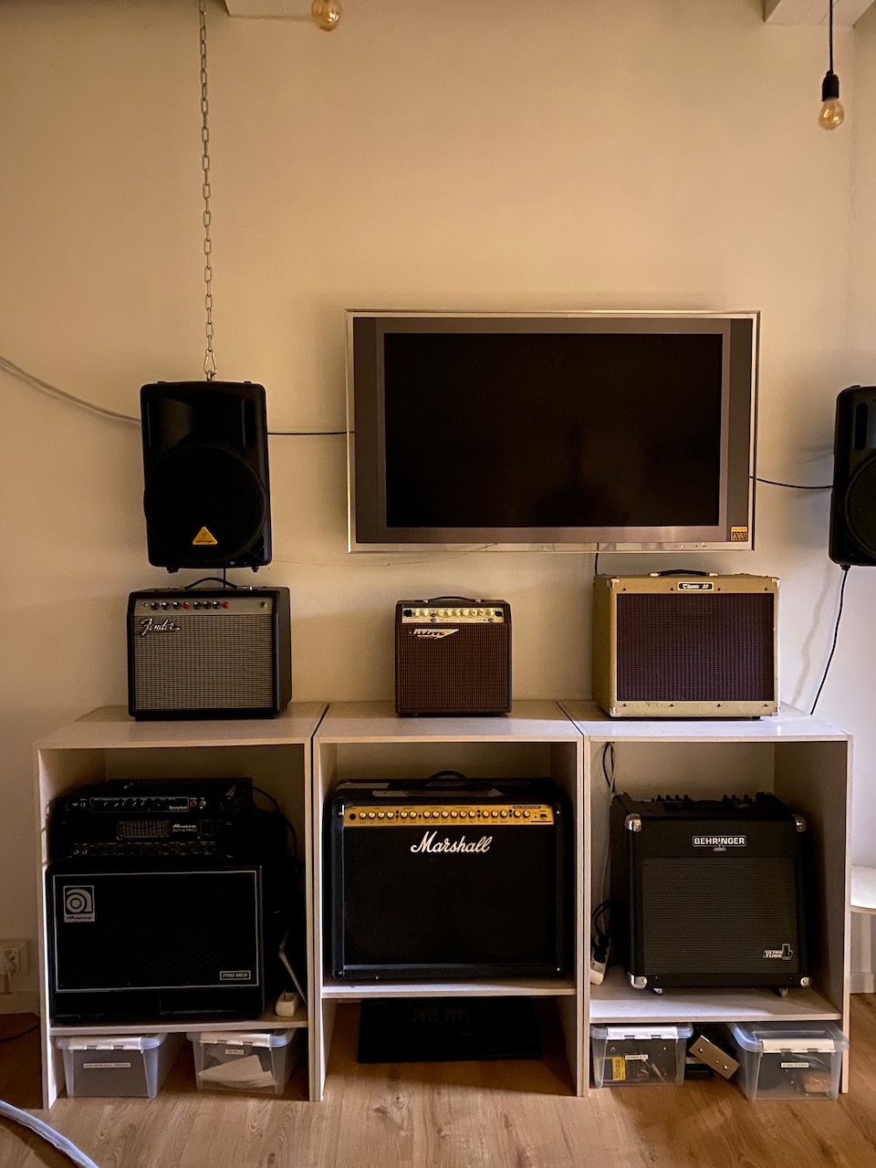 Kitaravahvistimia, kaiuttimia ja televisio Band Cavessa