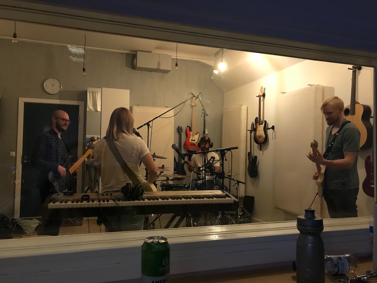 Bändi harjoittelee Band Cavessa